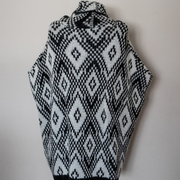 Elsamanda Oversized Sweater with Cowl Neck - Picture 5 of 7